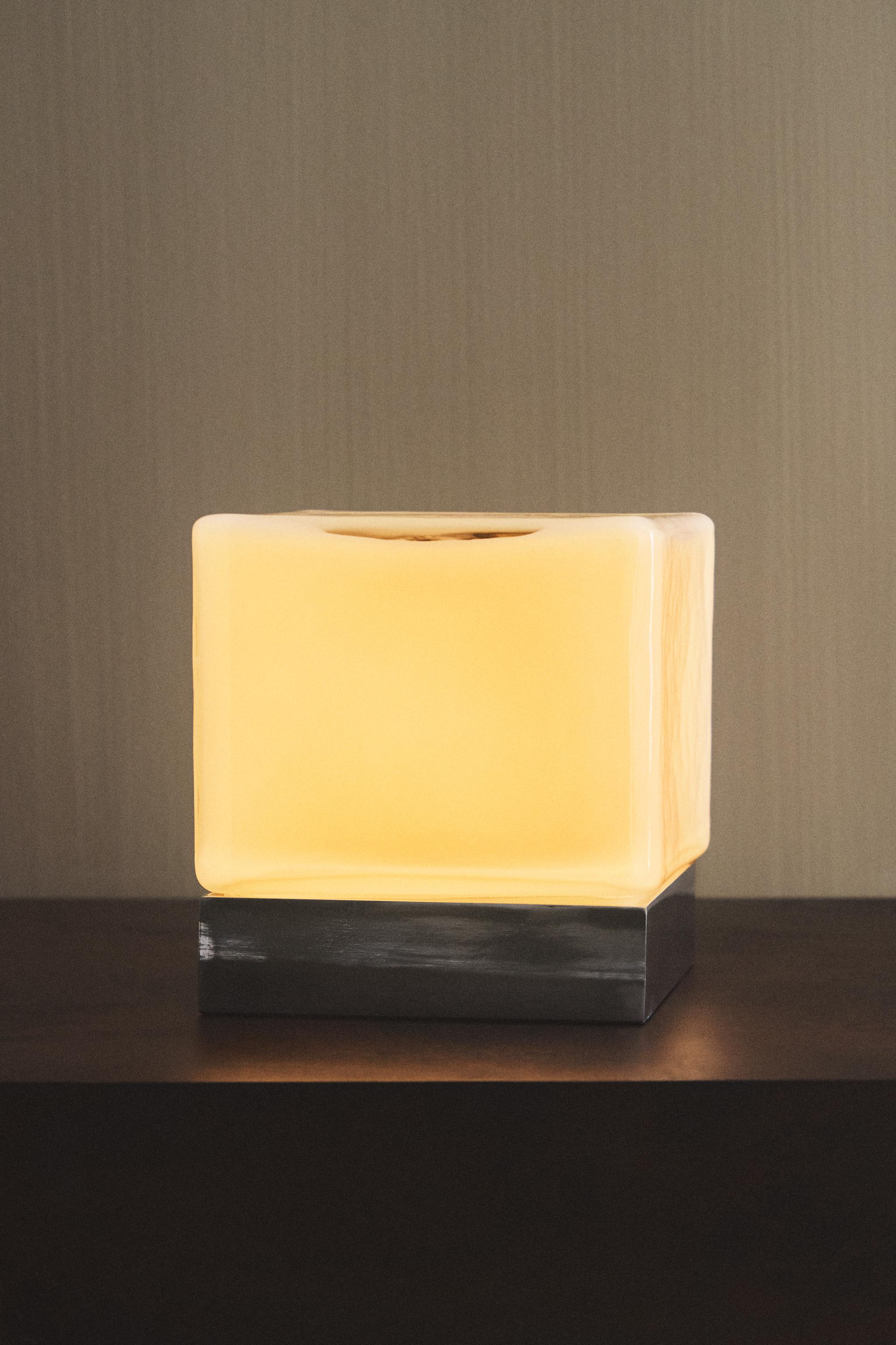GLASS CUBE TABLE LAMP